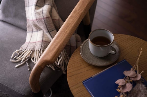 テーブルの上にあるコーヒーと本の画像。