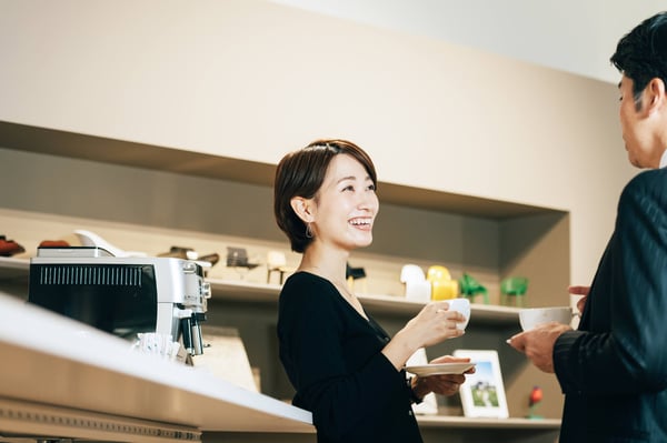 女性とコーヒー