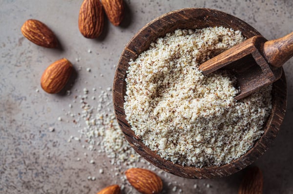 木のボウルとアーモンド