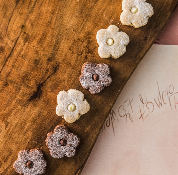 パソコンの前にあるカップにコーヒーを入れている画像。