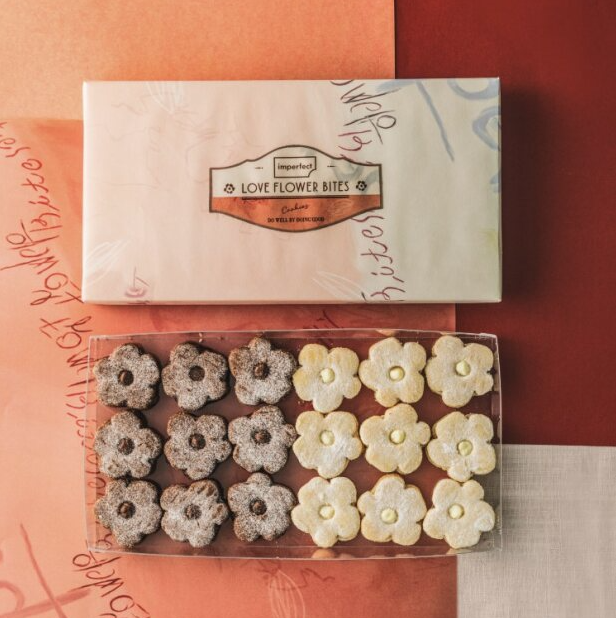 パソコンの前にあるカップにコーヒーを入れている画像。